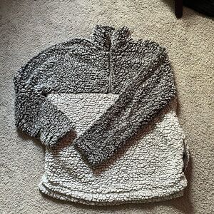 Fuzzy sweat shirt with half zip and side pockets
